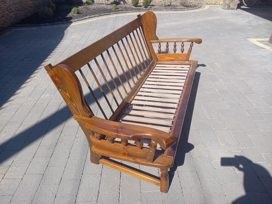 Продам хороший диван на терасу.