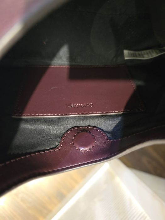 Torebka na ramię CK oryginalna w pięknym kolorze burgundowym