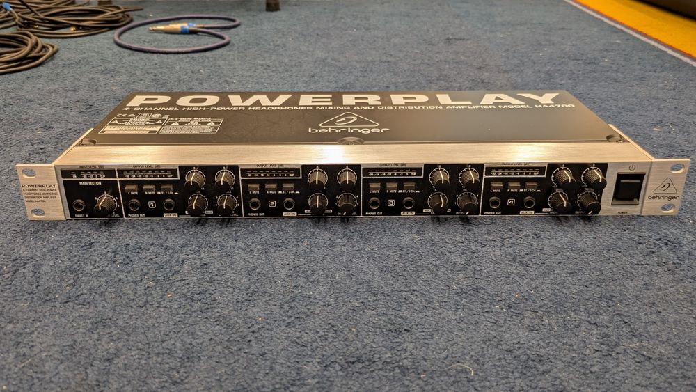 Sistema MONIÇÃO (Estúdio ou Live) → BEHRINGER HA-4700 (4 canais e até 12x HP/músicos)