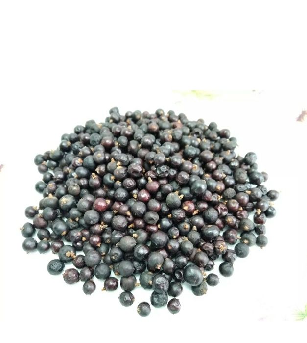 Сушені ягоди ялівцю.