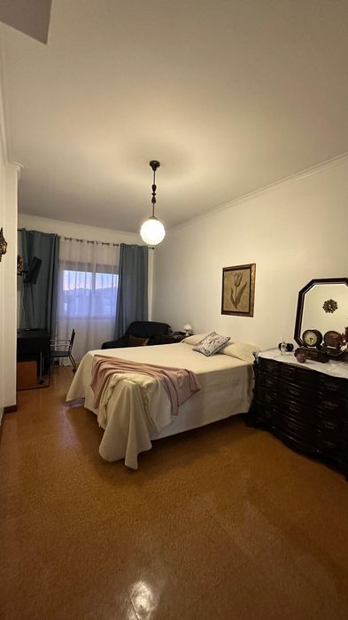 Alugo quarto na Pontinha perto do metro