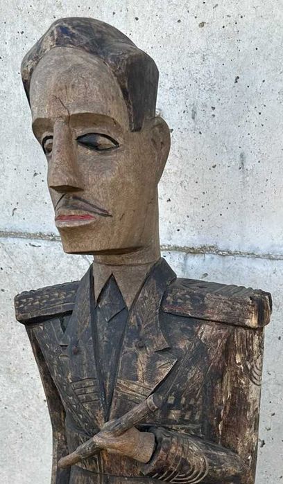 Figura em madeira maciça "O General" 90 cm de altura