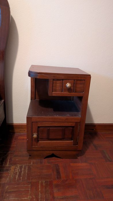 Quarto completo Cama de madeira, colchão, armário e mesas de cabeyce