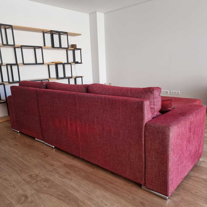 Sofá com chaise longue e puff de centro