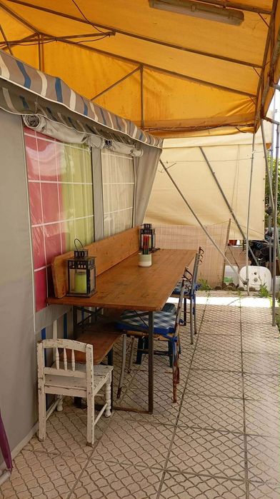 Caravana c estrutura exterior