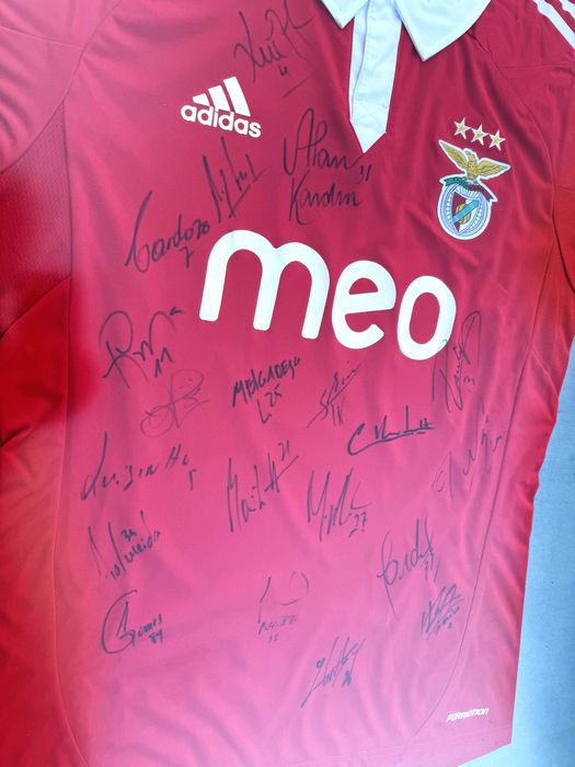 Camisola oficial do Benfica assinada por todo o plantel 2011/2012