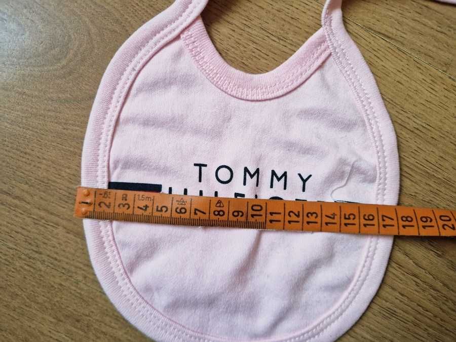 Niemowlęcy komplet czapeczka i śliniak Tommy