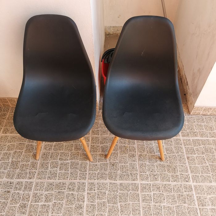 4 cadeiras de estilo Eames com base de madeira no estilo nórdico