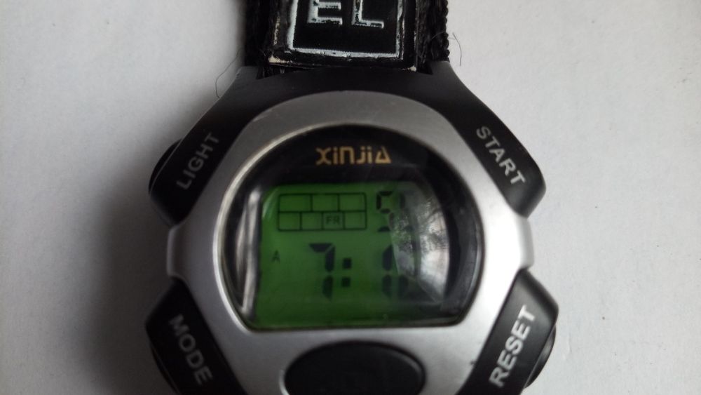 Часы электронные б/у. Не рабочие.