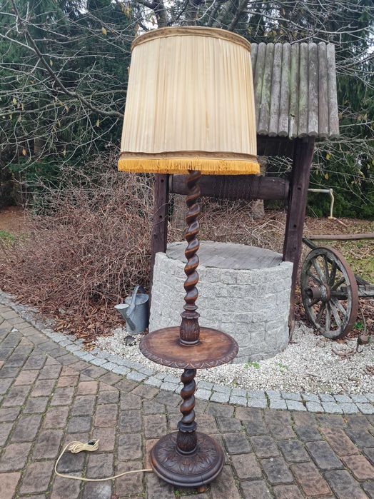 Zdobiona stara Lampa ze stolikiem