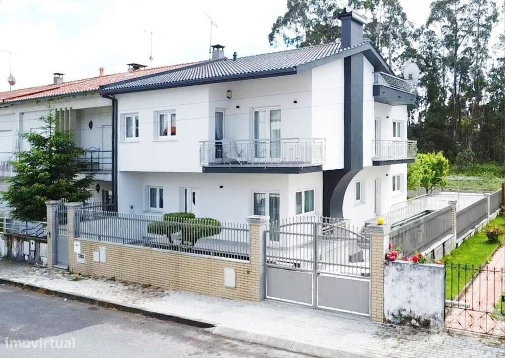Moradia geminada T5 em Darque de 180 m2