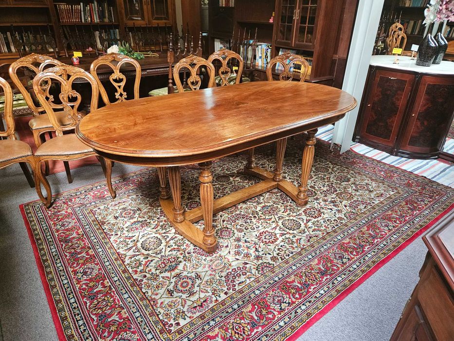 Mesa de sala em madeira, oval - Bom estado geral - Só a mesa, as cadei