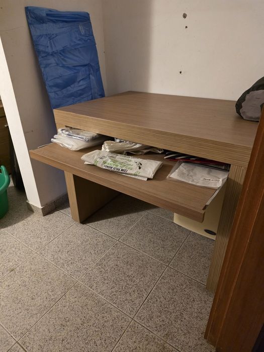 Móveis de escritório, estantes e secretárias