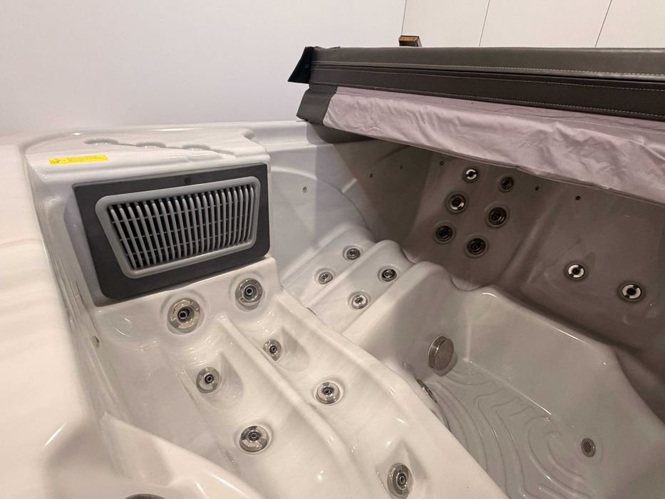 Jacuzzi Wellis PlutoHot Tub
