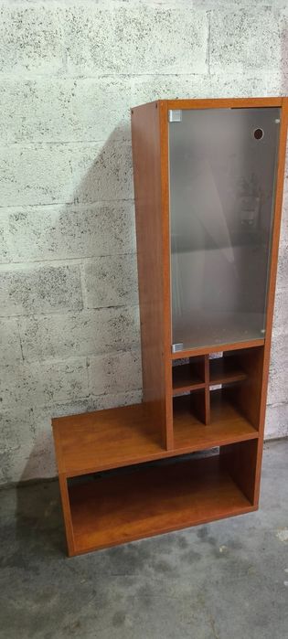 Belíssimo móvel estante em madeira com prateleira e porta em vidro.
Ex