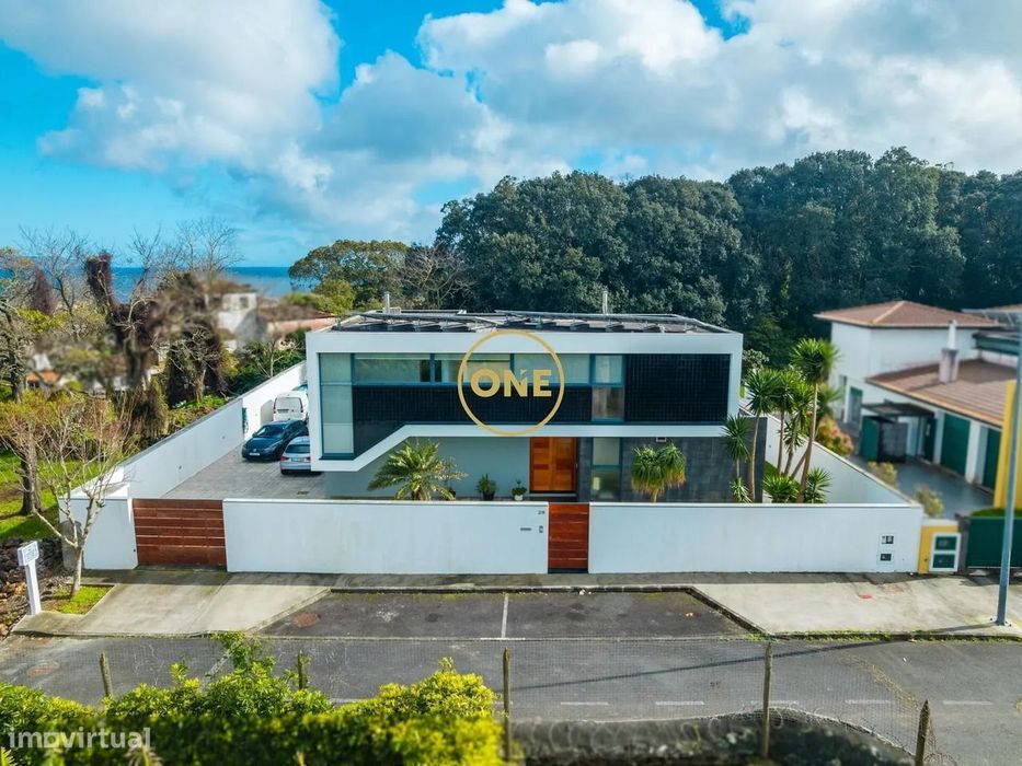 Moradia de Luxo V5 com Vista Mar e Piscina em S. Roque - Ponta Delgada