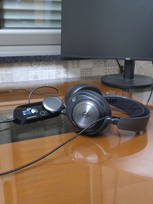 Headset SteelSeries Arctis Nova Pro

Versão com fios. Funcionam bem. Trazem dock para som.