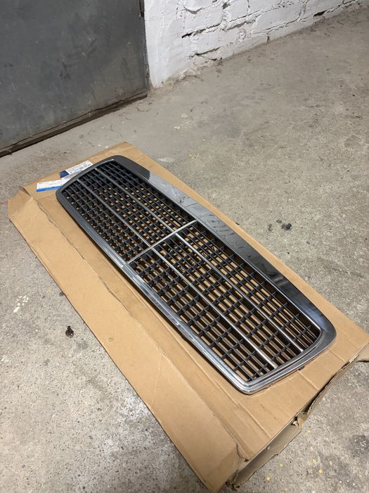 Witam sprzedam oryginalny grill do mercedesa w211  z opakowniem