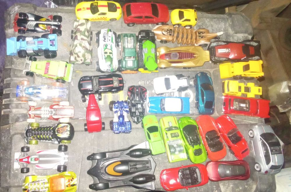 Іграшкові металеві та деякі пластикові колекційні машинкі