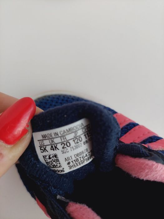 Niebieskie buty sportowe wsuwane z różowymi wstawkami adidas 20