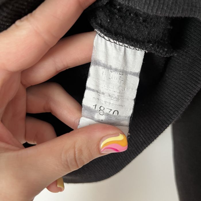 czarna zwykła bluza z kapturem kangurka