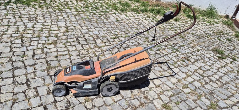 Cortador de relva Black&Decker 1400W usado