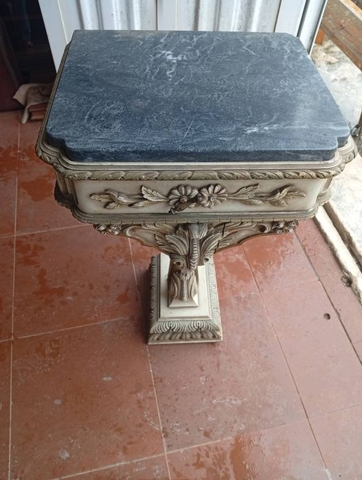 Consola com tampo em pedra