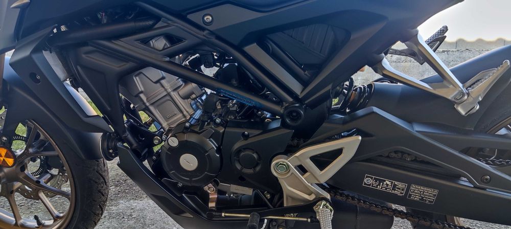 Honda CB125R (como nova, poucos KMs)