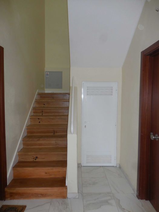 VENDO T2 ARRENDADO EM PREDIO RENOVADO - BAIXA DA BANHEIRA