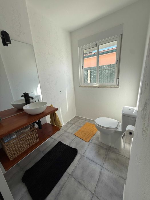 ALUGO casa T2 com jardim em Fernão Ferro de Novembro a Junho