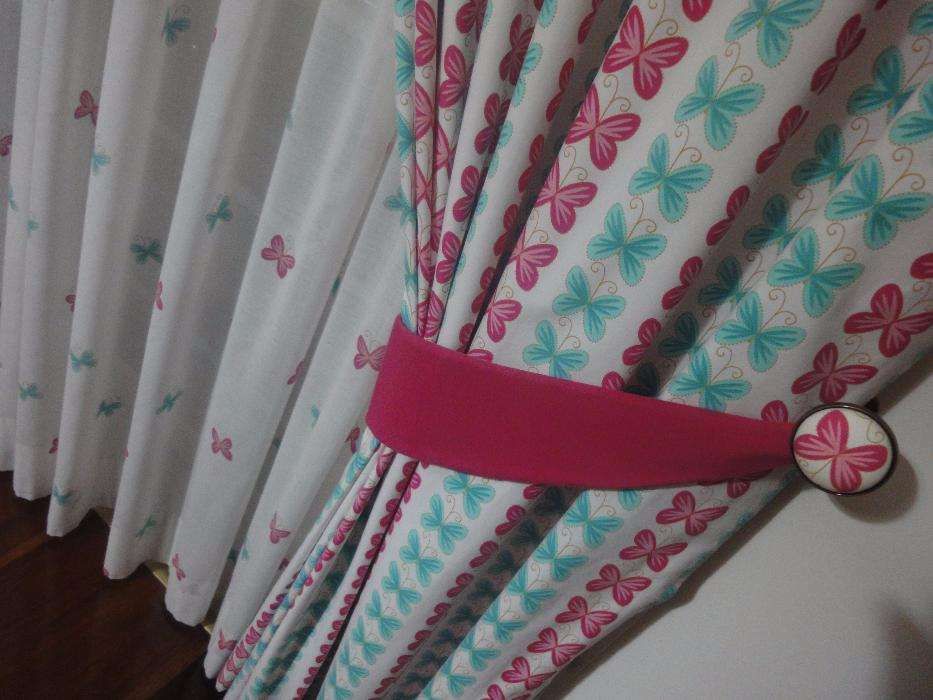 Cortinado com Bandas com Flores e Borboletas e Sanefa Forrada