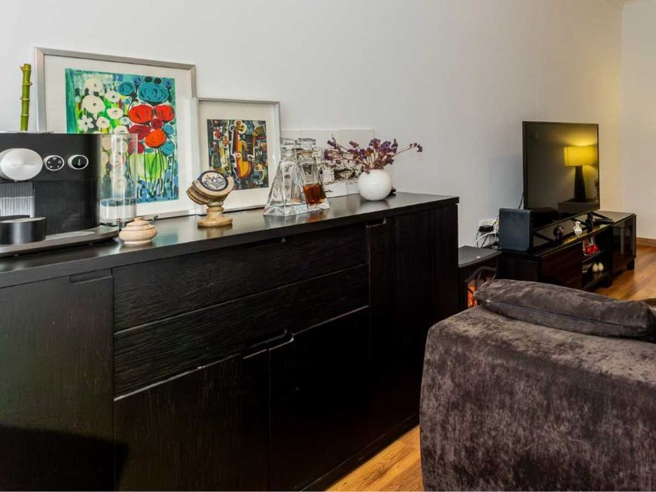 Aparador em Carvalho Francês Preto — Madeira Maciça 180 cm (usado)