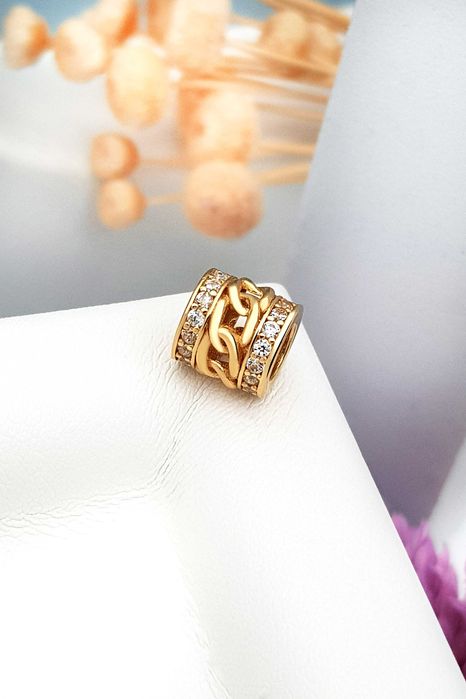 Złoty charms pleciony wzór z białymi cyrkoniami pr. 585