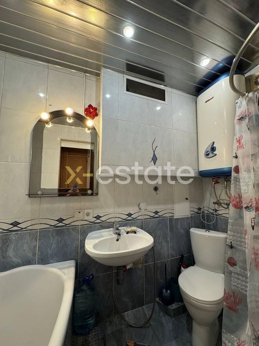 Продаж 4-кімнатної квартири в цегляній чешці в безпечному районі.