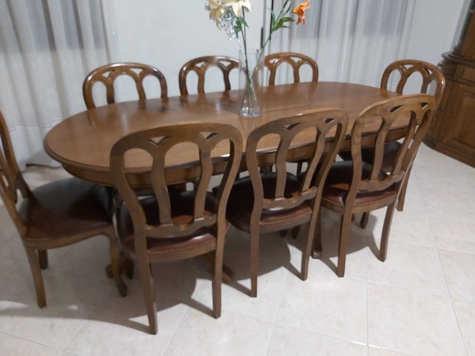 Vendo Moveis de sala completo, Armário, Mesa e Cadeiras. Como novo