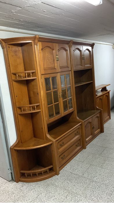 Mobilia de sala em castanho.