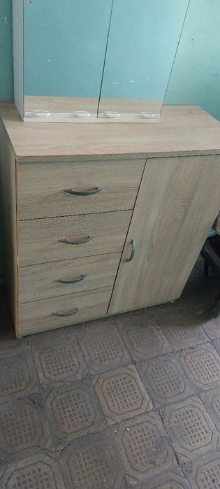 Sprzedam małą komodę+ szafka lazienkowa metalowa z drzwiczkami lustrzanymi
