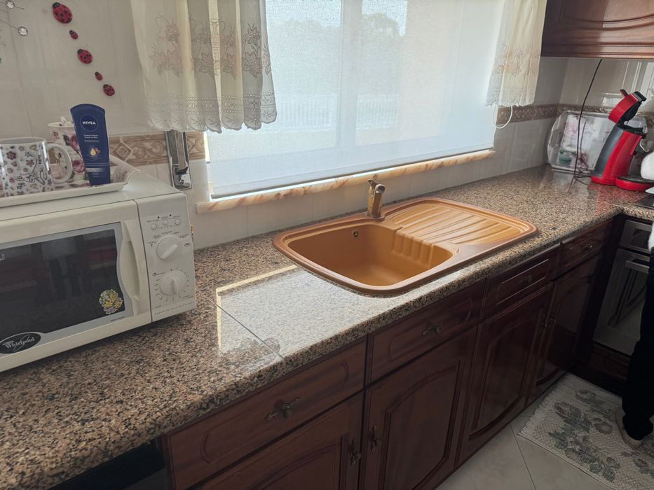 Bancada de cozinha em granito rosa com lava-loiça incluído