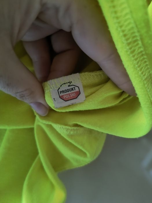 Neonowa koszulka z wiązaniem