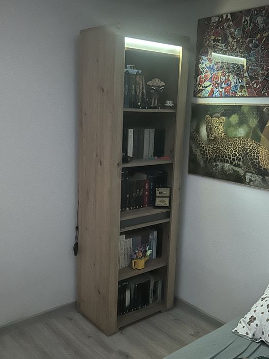 Regał na książki z lampkami led