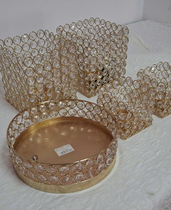 Vaso de metal dourado com cristal
