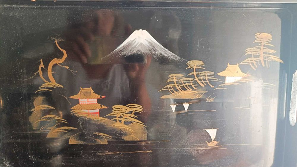 Tabuleiro Macau  antigo em laca com pinturas manuais  .
