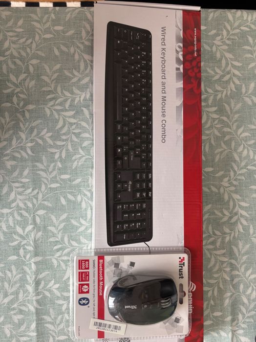 Conjunto teclado + rato por estrear