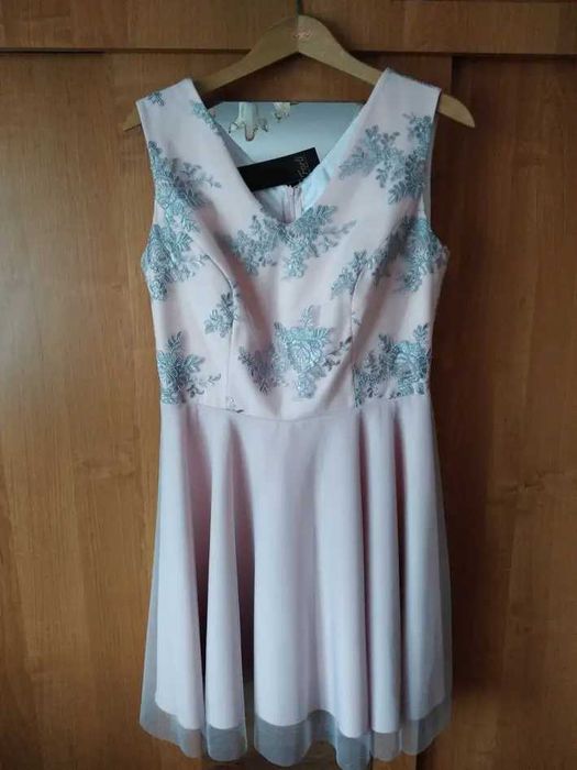 Sukienka z popielatymi kwiatami