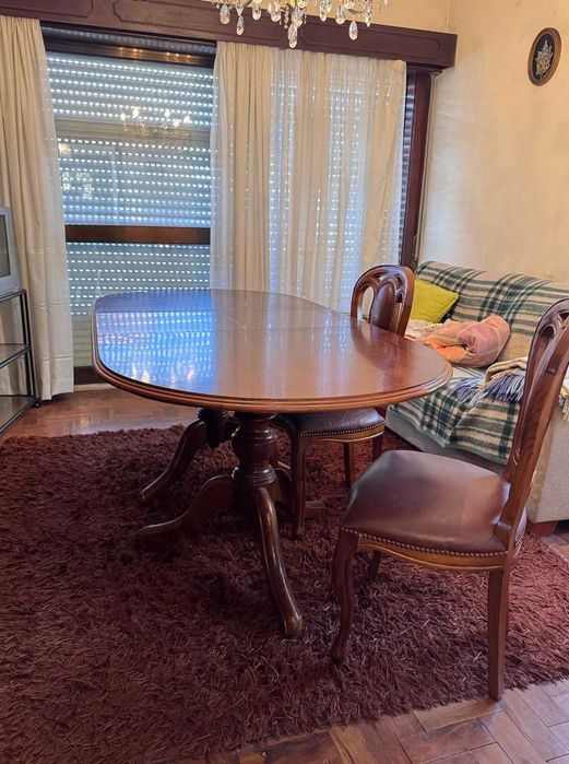 Mesa de jantar oval extensível com pé central em madeira