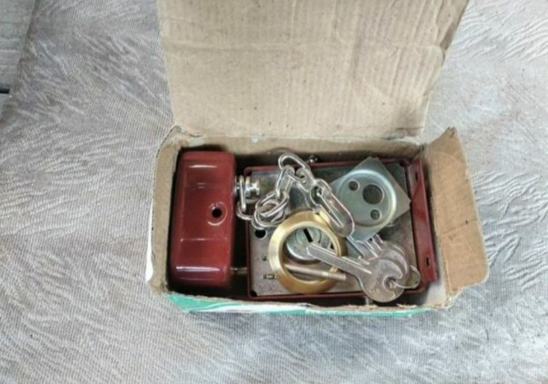 Накладний дверний замок.