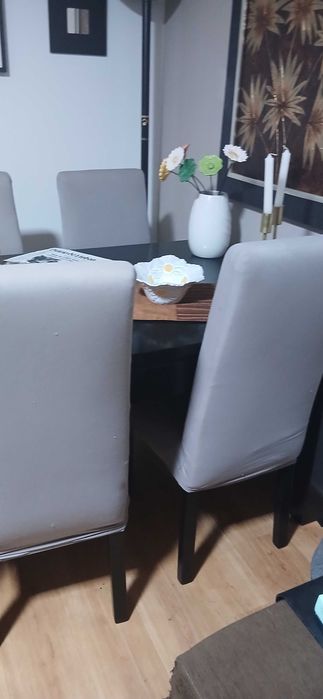 Vendo mobília sala madeira escura.Mesa 2 m e 6 cadeiras madeira bom estado.