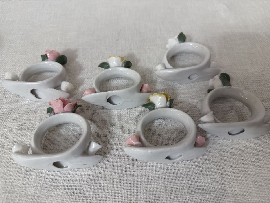Porcelanowe obrączki z różami na serwetki