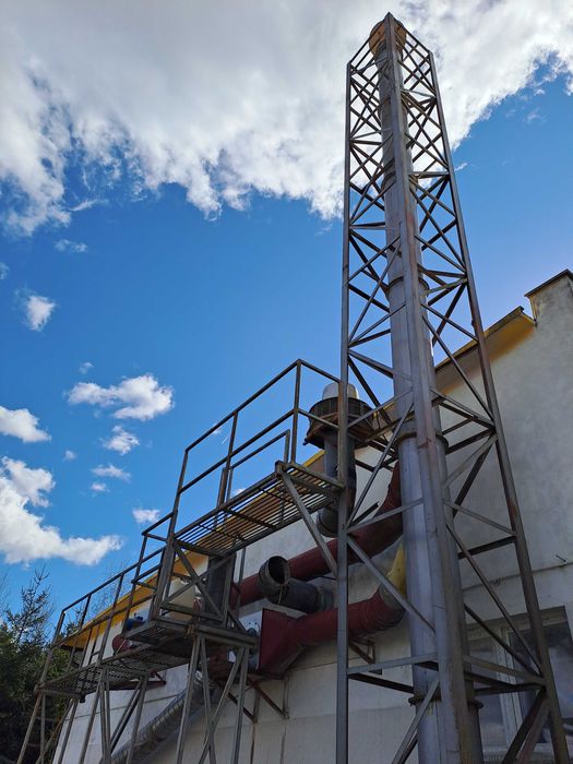 Stalowy komin 12m z rusztowaniem wspierającym