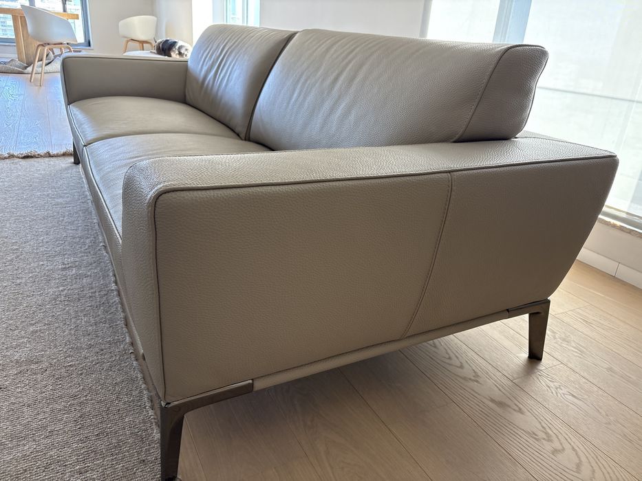 2 sofas Roche Bobois pele grande espessura cor cinzento claro loja Roche Bobois Lisboa 2025
